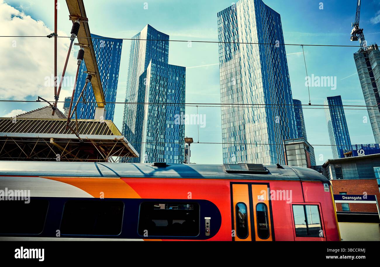 Immeubles de grande hauteur dans le centre de Manchester. Train à Deansgate Station avec fond de gratte-ciel Banque D'Images