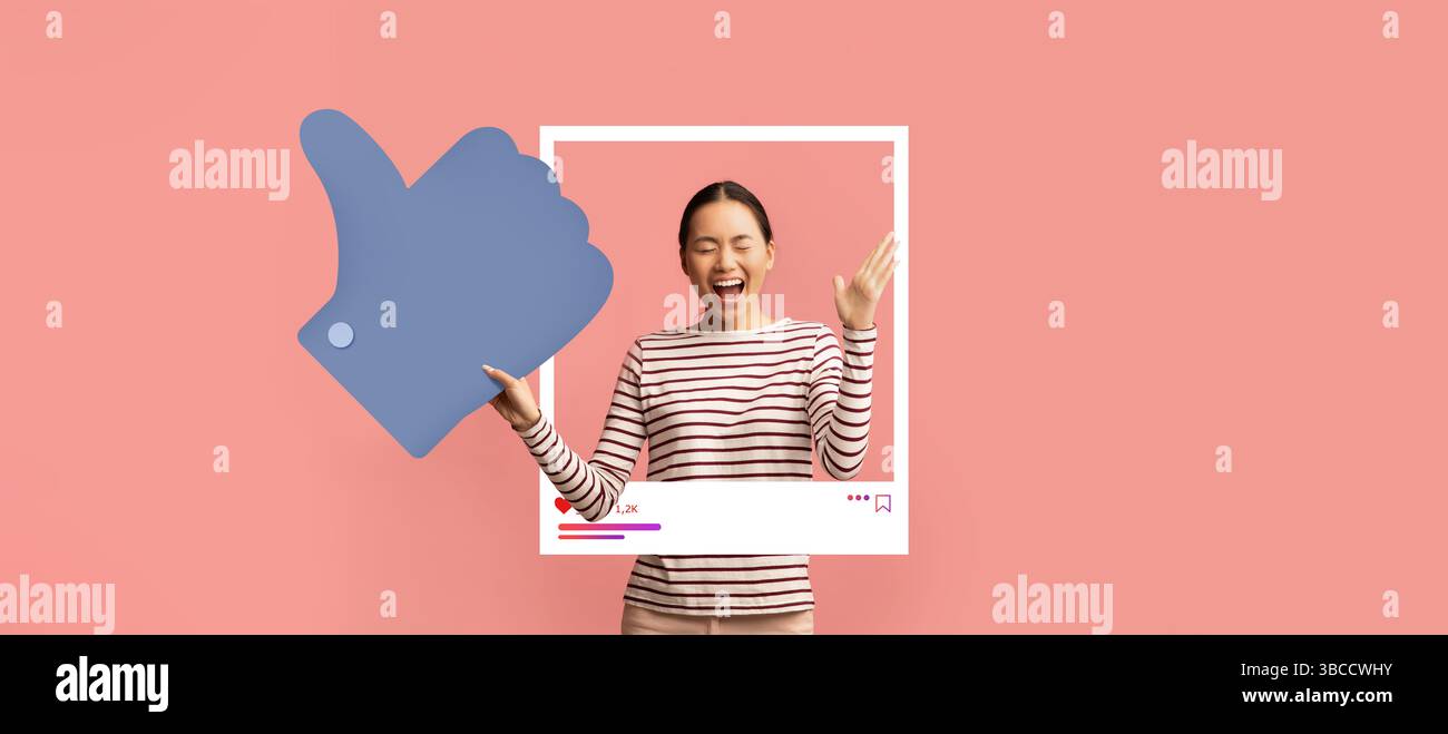 Influenceur des médias sociaux célébrant avec le pouce levé et un fond attrayant Banque D'Images