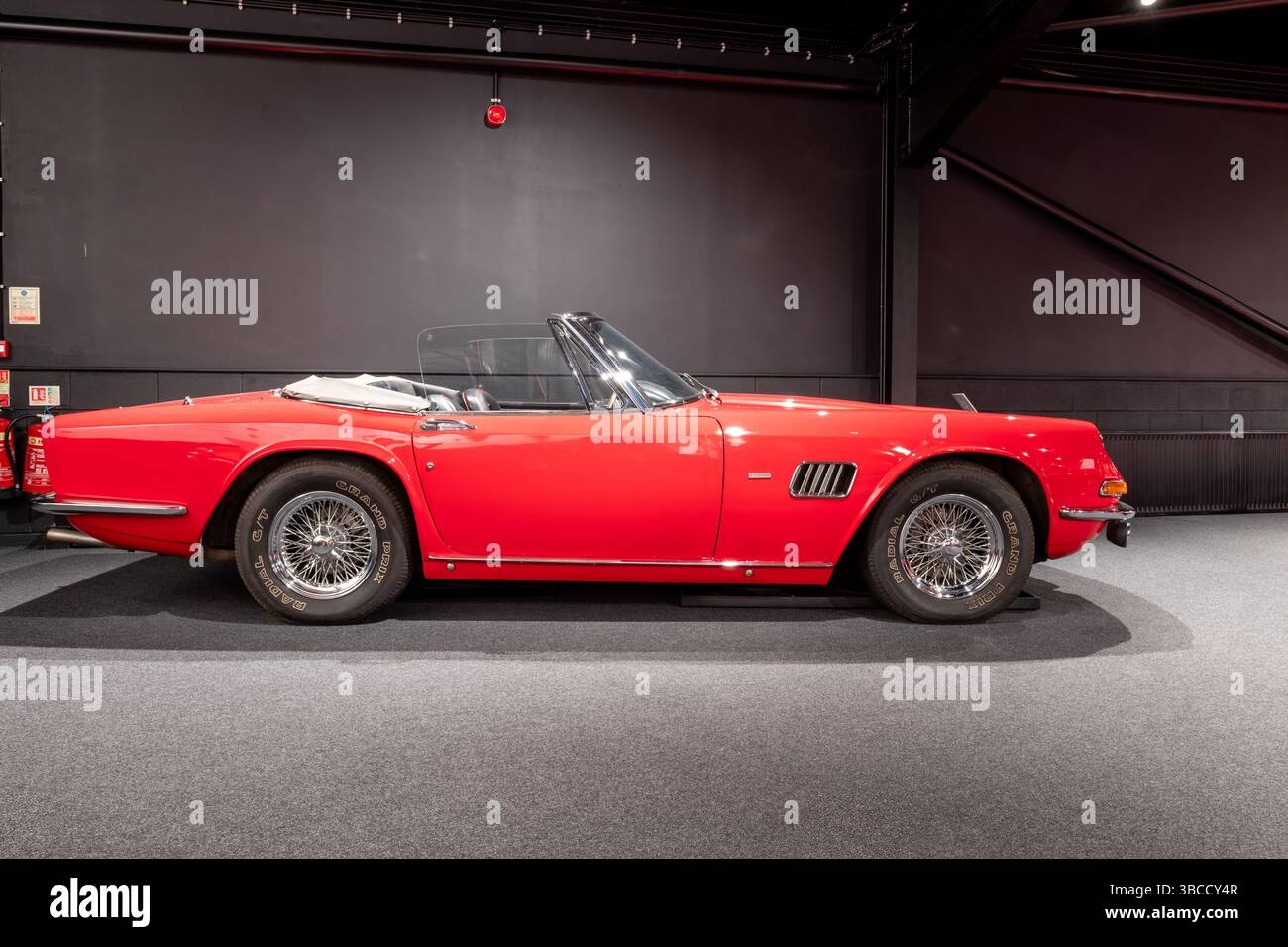 Sparkford.Somerset.United Kingdom.12 janvier 2025.un cabriolet AC 428 Frua de 1972 est exposé au Haynes Motor Museum de Somerset Banque D'Images