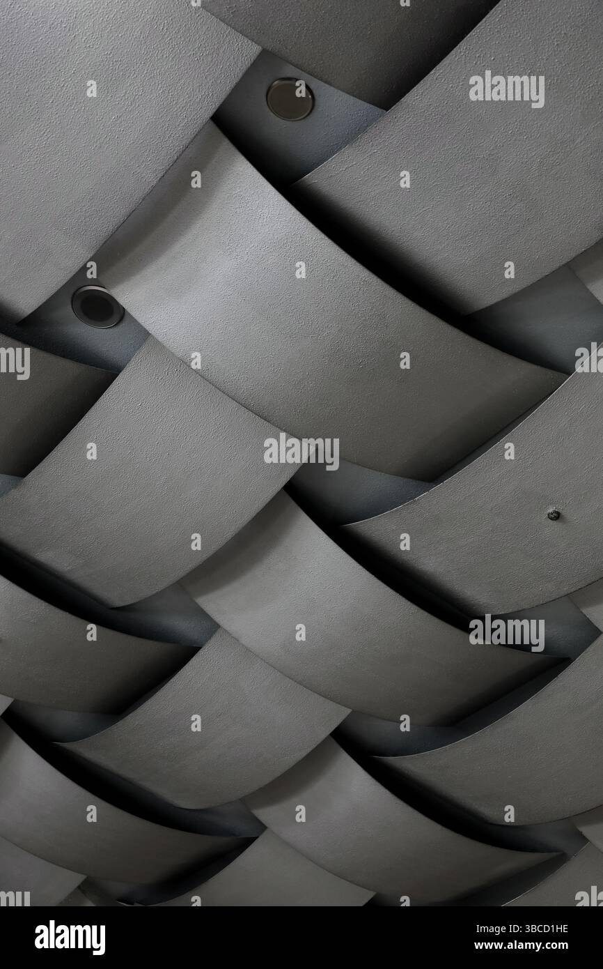 Le plafond en béton a une structure qui ressemble au motif carré tissé en bambou Banque D'Images