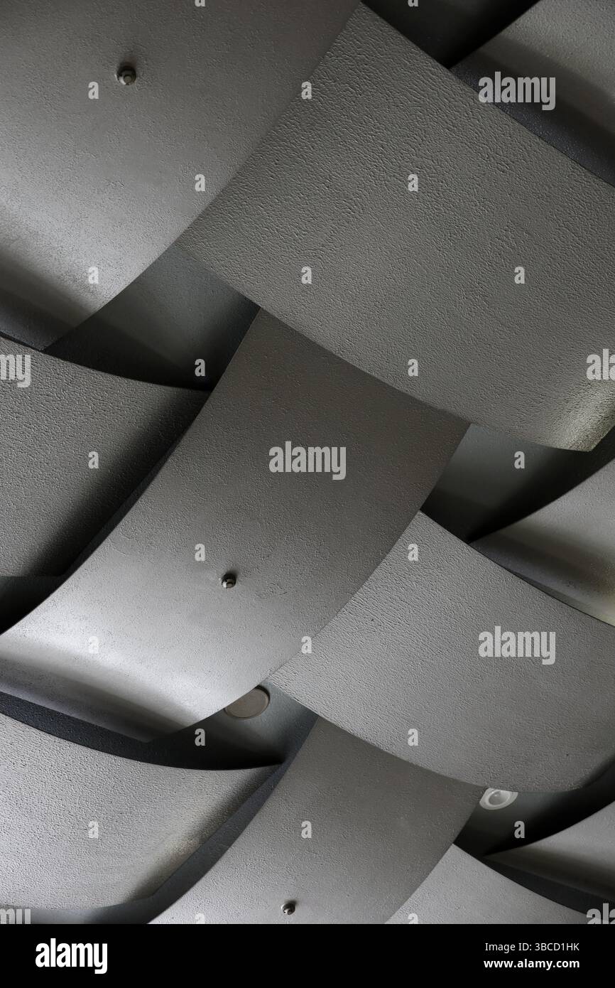Le plafond en béton a une structure qui ressemble au motif carré tissé en bambou Banque D'Images