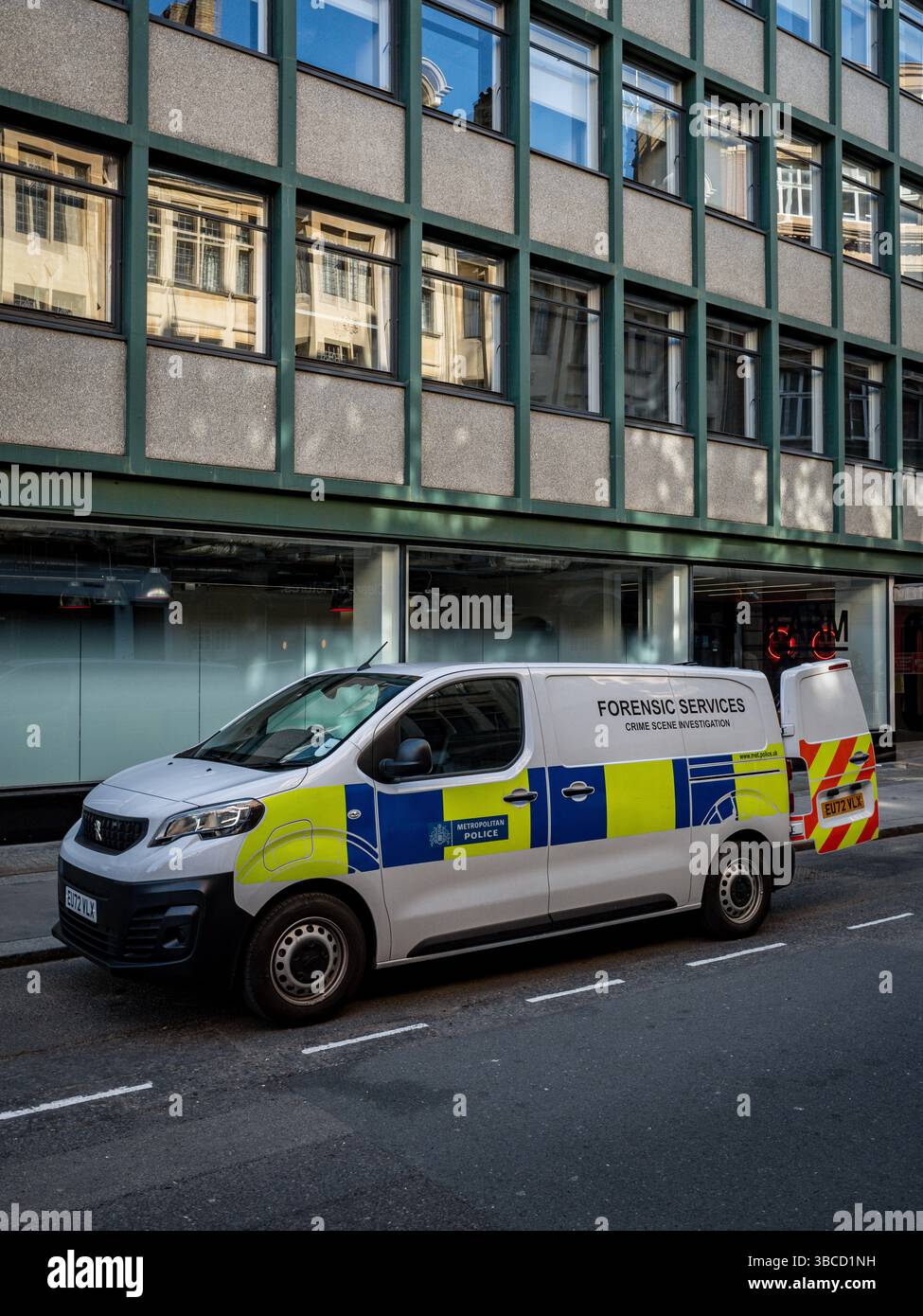 Camionnette Metropolitan police Forensic services dans le centre de Londres. La police métropolitaine de Forensic Science van. Banque D'Images Camionnette Metropolitan police Forensic services dans le centre de Londres. La police métropolitaine de Forensic Science van. Banque D'Images