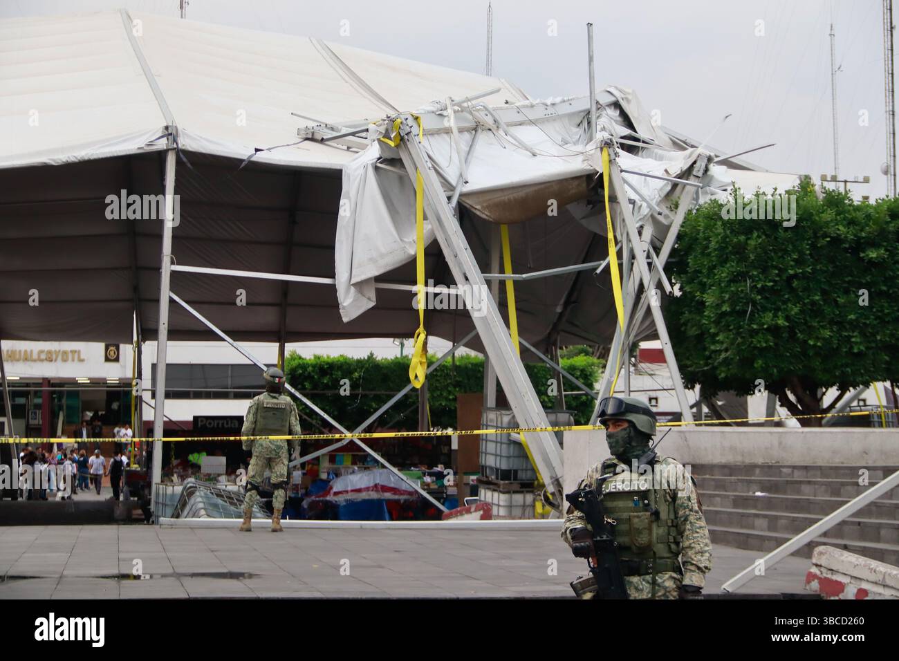 Nezahualcoyotl City, Mexique. 17 mai 2025. Garde militaire de la zone où une structure s'est effondrée à cause du vent fort. Les vents de cet après-midi ont provoqué l’effondrement d’une structure installée au Palais Municipal de Nezahualcóyotl pour la foire du livre, causant la blessure de 5 personnes. Le 17 mai 2025 dans l'État de Mexico, Mexique. (Photo de Carlos Santiago/Eyepix Group/SIPA USA) crédit : SIPA US/Alamy Live News Banque D'Images