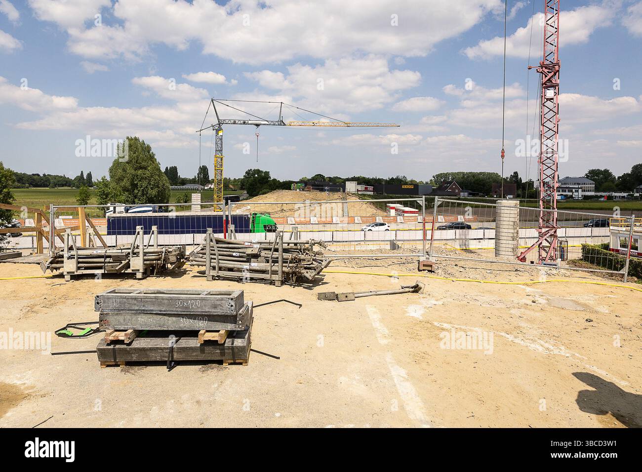 Gand, Belgique. 19 mai 2025. Le chantier de construction d'un nouveau pont sur la route Deinsesteenweg/Baarledorpstraat (N466) au-dessus de l'autoroute E40 à Drongen, Gand, le lundi 19 mai 2025. Le vieux pont construit dans les années 50 est en mauvais état et sera remplacé. BELGA PHOTO JAMES ARTHUR GEKIERE crédit : Belga News Agency/Alamy Live News Banque D'Images