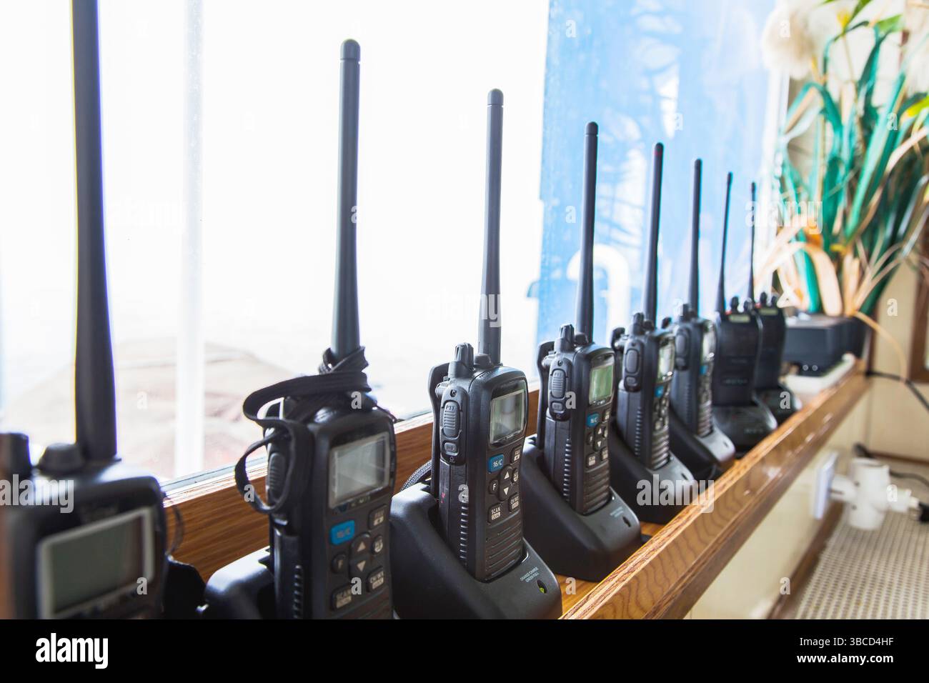 De nombreux talkies-walkies se tiennent dans les chargeurs et se chargent. Banque D'Images
