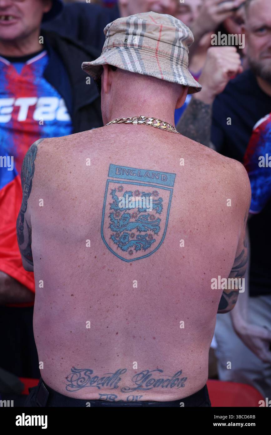 ALondon, Royaume-Uni. 17 mai 2025. Les fans de Crystal Palace avec un tatouage d'écusson de l'Angleterre sur son dos lors de la finale de la Coupe de football Crystal Palace vs Manchester City au stade de Wembley, à Londres. Le crédit photo devrait se lire : Paul Terry/Sportimage crédit : Sportimage Ltd/Alamy Live News Banque D'Images