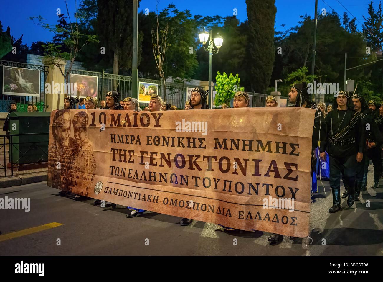 Les Grecs pontiques en costume traditionnel défilent à Athènes lors d'un défilé commémoratif marquant le jour du souvenir du génocide pontien. Banque D'Images