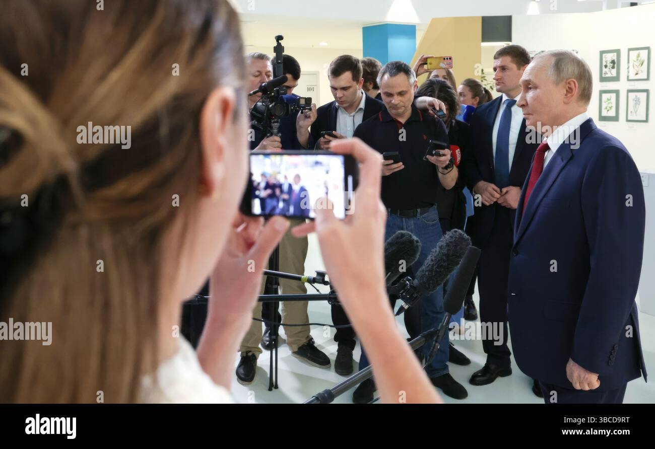 Sotchi, Russie. 19 mai 2025. Le président russe Vladimir Poutine, prononce une déclaration aux médias après un appel téléphonique de deux heures avec le président américain Donald Trump sur le territoire fédéral de Sirius, le 19 mai 2025, à Sotchi, dans la région de Krasnodar, Russie. Crédit : Vyacheslav Prokofyev/Kremlin Pool/Alamy Live News Banque D'Images