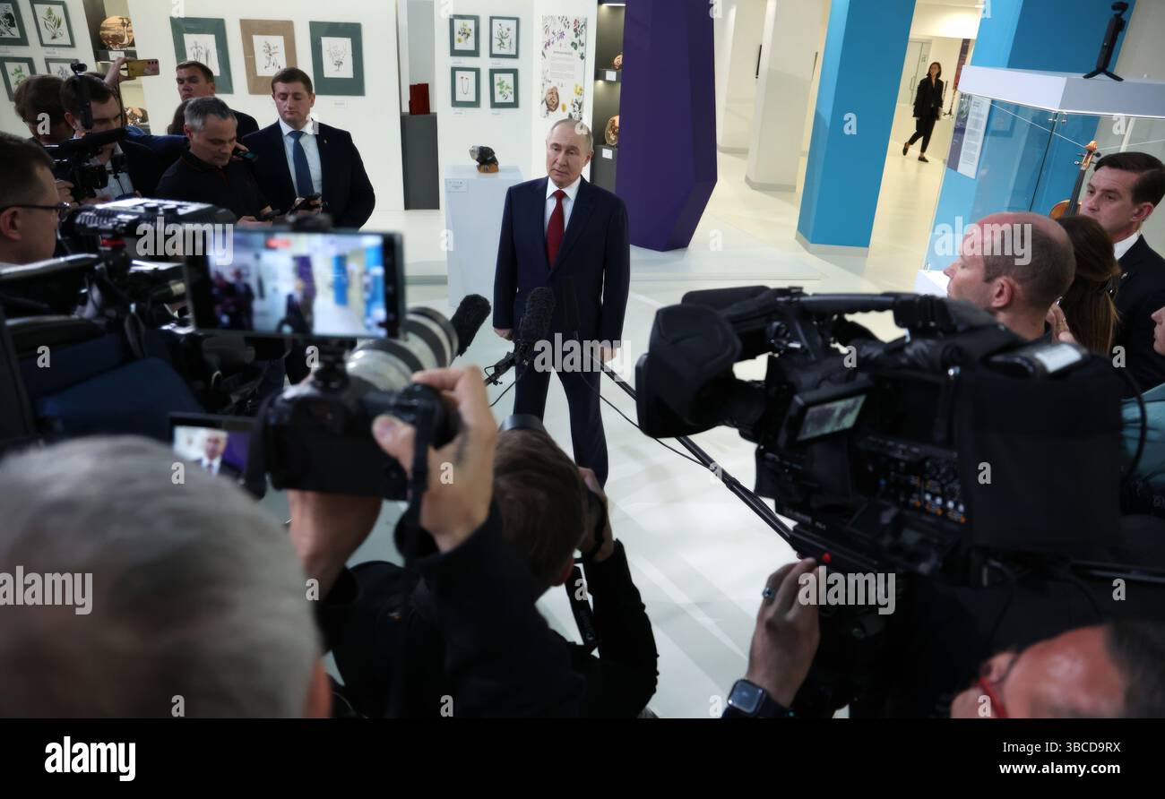 Sotchi, Russie. 19 mai 2025. Le président russe Vladimir Poutine, prononce une déclaration aux médias après un appel téléphonique de deux heures avec le président américain Donald Trump sur le territoire fédéral de Sirius, le 19 mai 2025, à Sotchi, dans la région de Krasnodar, Russie. Crédit : Vyacheslav Prokofyev/Kremlin Pool/Alamy Live News Banque D'Images