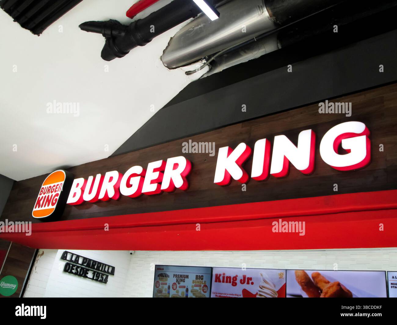 Fondée en 1954, Burger King est la deuxième plus grande chaîne de hamburgers au monde. Accueil original du WHOPPER.Editorial illustratif,Editorial.Caracas Banque D'Images