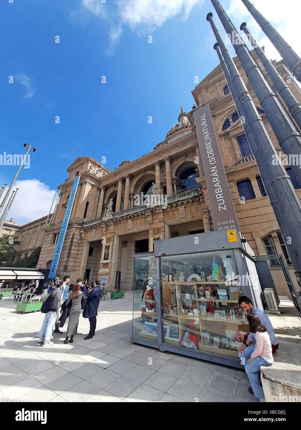 Barcelone Catalogne Espagne. 09 avril 2025. Les visiteurs se rassemblent à l'entrée du MNAC avec des bannières promouvant l'exposition temporaire Zurbarán et kiosque de verre di Banque D'Images