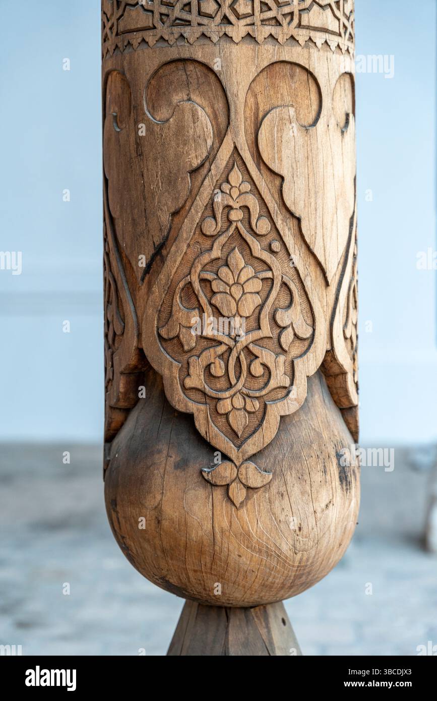 Une colonne en bois sculpté dans la forteresse Ark, Boukhara, Ouzbékistan, présente de beaux motifs géométriques typiques du décor de la salle du trône royal. Banque D'Images