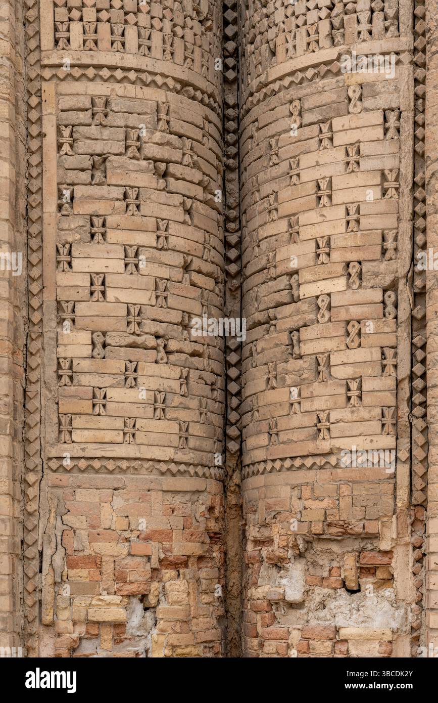 Des colonnes verticales en briques aux motifs uniques bordent la mosquée Magoki Attorney à Boukhara, en Ouzbékistan, reflétant les anciennes techniques de construction. Banque D'Images