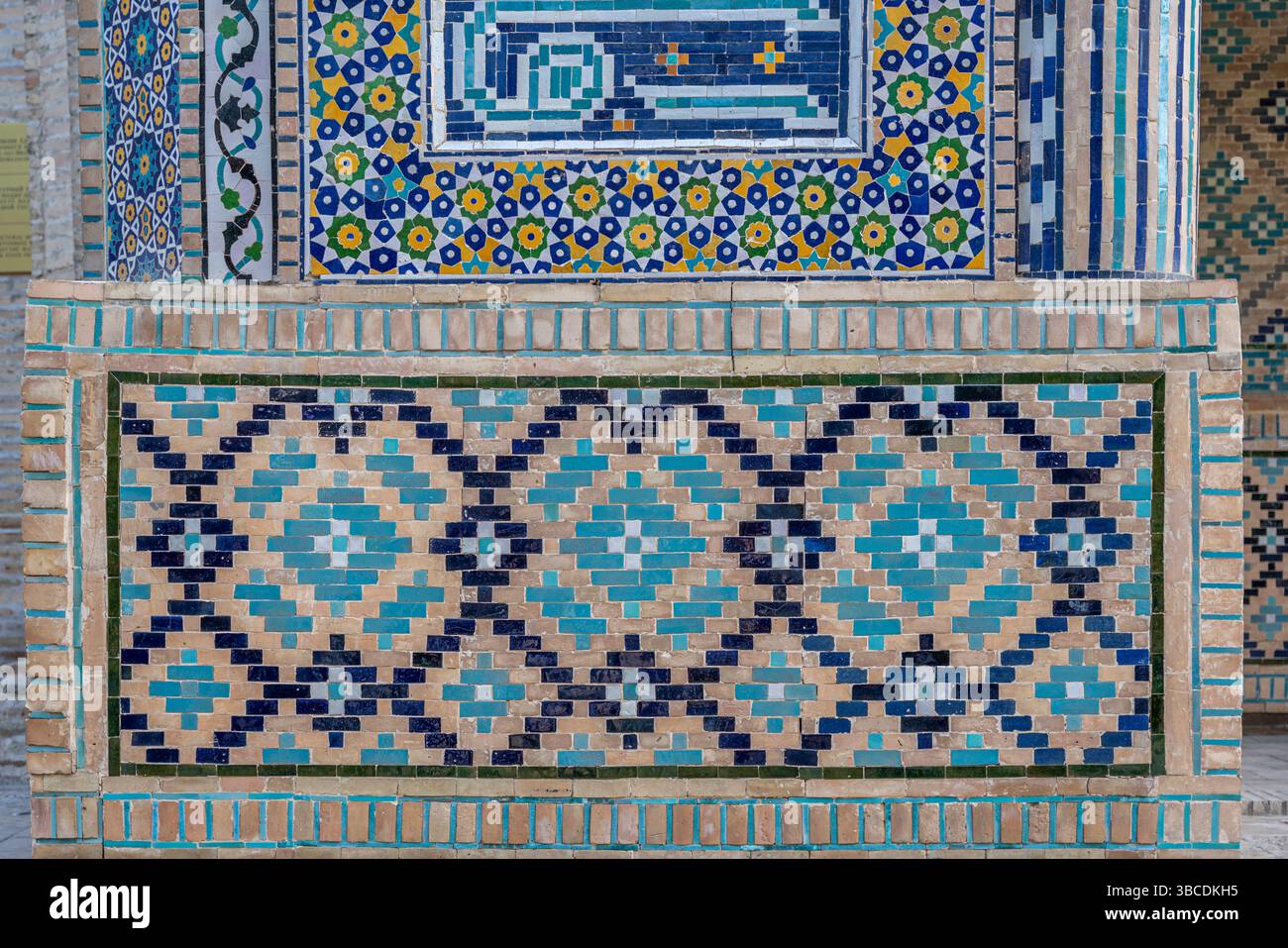 Une mosaïque de carreaux géométriques colorés orne le mur de la Madrasah Nadir Divan Begi à Boukhara, Ouzbékistan, montrant l'artisanat d'Asie centrale. Banque D'Images