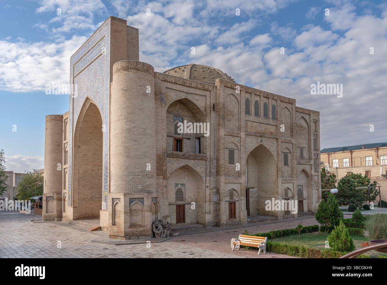 Une grande entrée voûtée et un toit en dôme définissent Khanqah de Nodir Devonbegi à Boukhara, Ouzbékistan, un centre de dévotion et d'apprentissage soufi. Banque D'Images
