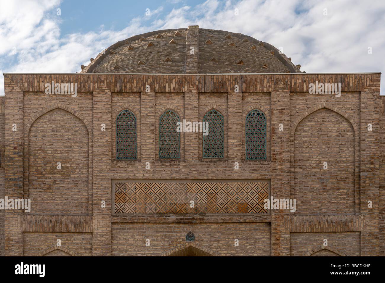 Une façade en brique avec des fenêtres cintrées marque Khanqah de Nodir Devonbegi à Boukhara, Ouzbékistan, une résidence soufie historique et lieu de rencontre. Banque D'Images