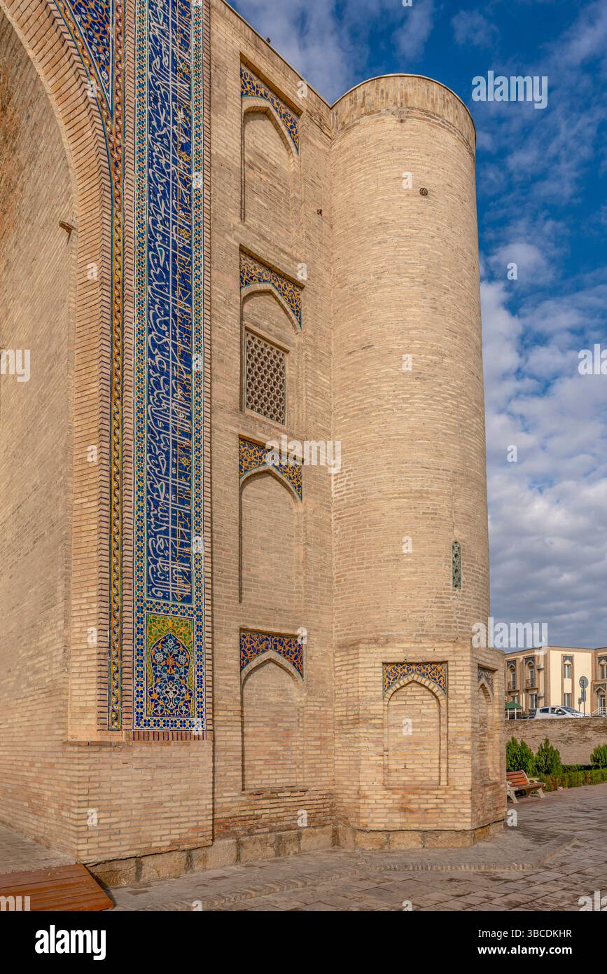 Une grande tour cylindrique avec des accents de tuiles bleues se dresse à Khanqah de Nodir Devonbegi à Boukhara, Ouzbékistan, montrant le style d'Asie centrale. Banque D'Images