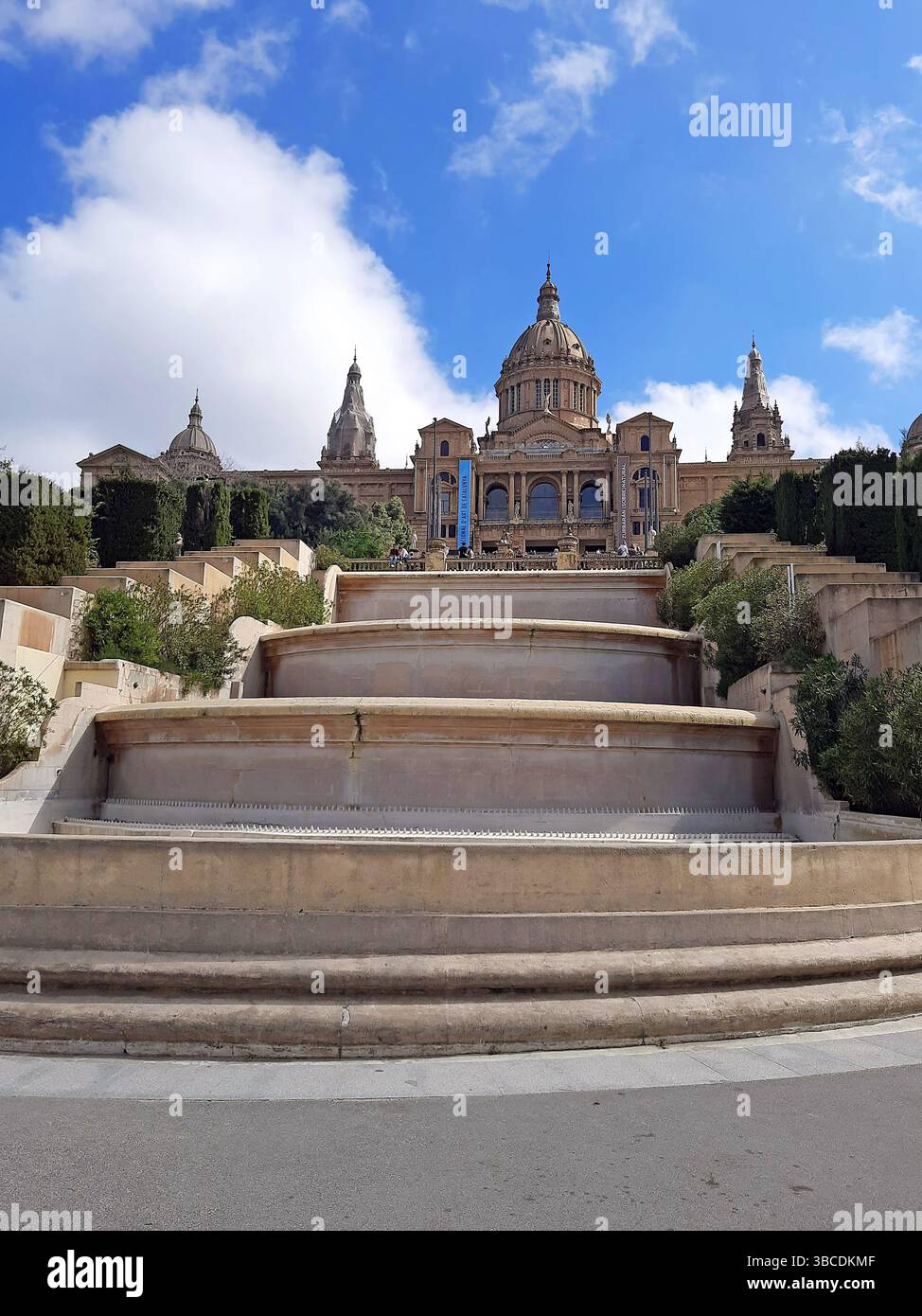 Barcelone Catalogne Espagne. 09 avril 2025. Plan large du MNAC avec escalier symétrique menant au musée en forme de dôme au sommet de la colline de Montjuïc Banque D'Images
