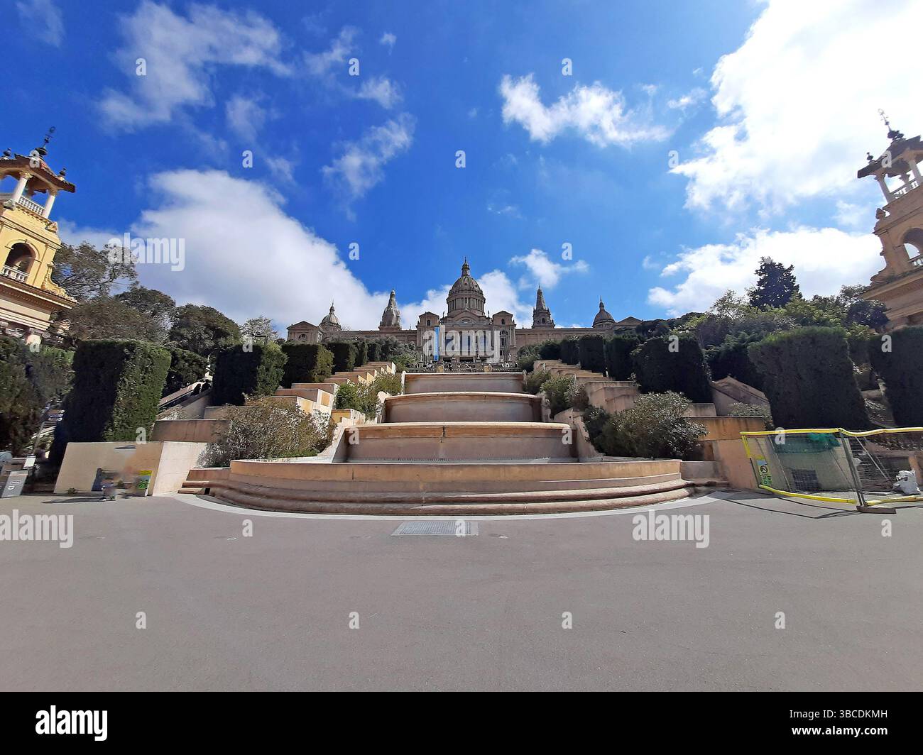 Barcelone Catalogne Espagne. 09 avril 2025. Plan large du MNAC avec escalier symétrique menant au musée en forme de dôme au sommet de la colline de Montjuïc Banque D'Images