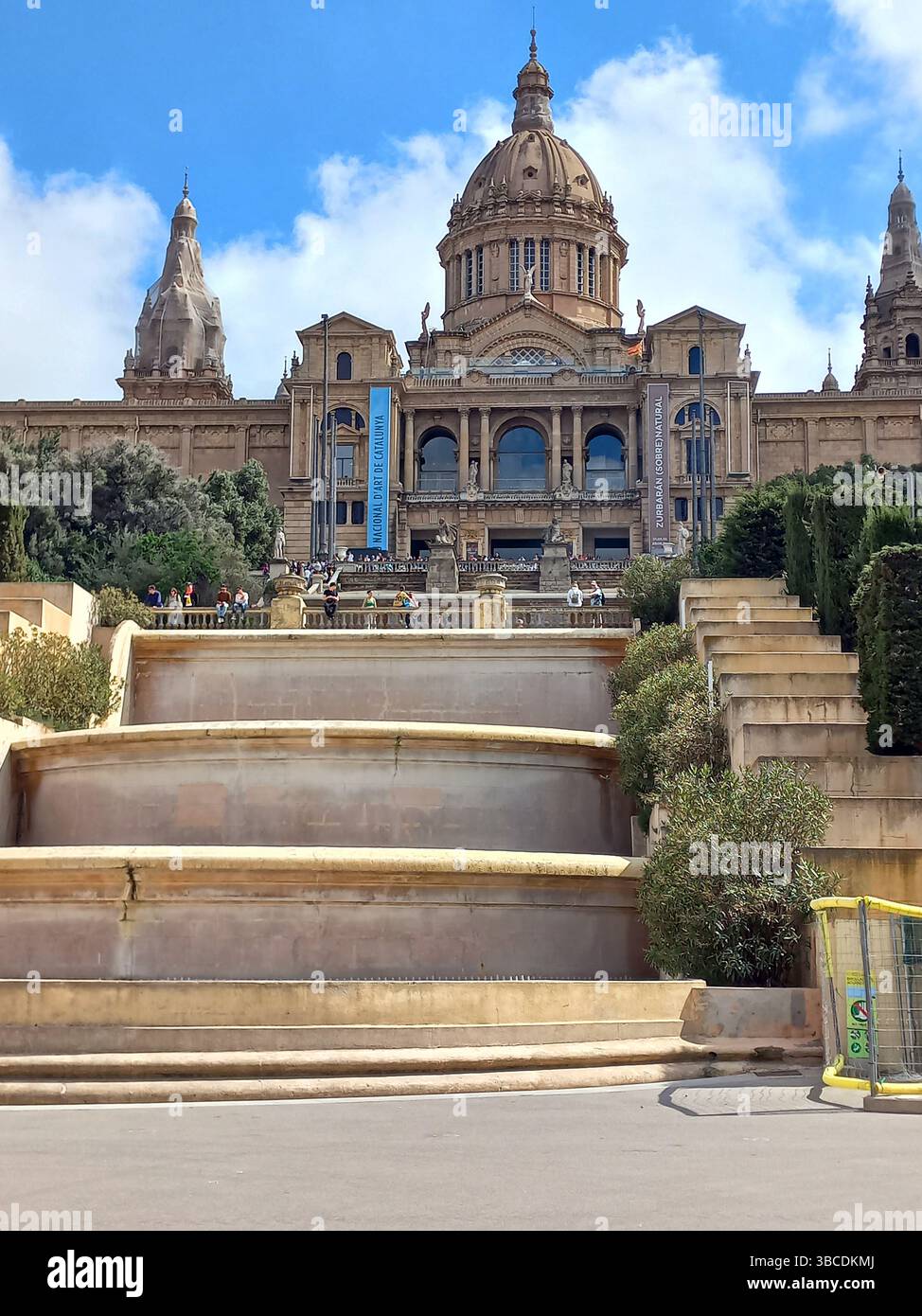 Barcelone Catalogne Espagne. 09 avril 2025. Plan large du MNAC avec escalier symétrique menant au musée en forme de dôme au sommet de la colline de Montjuïc Banque D'Images
