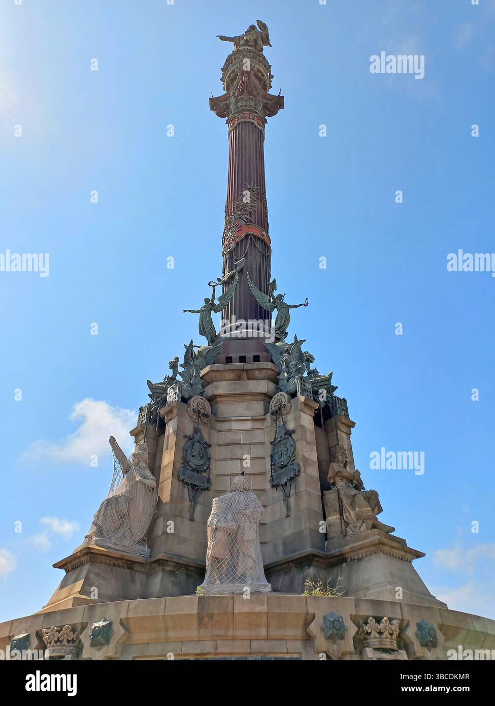 Barcelone Catalogne Espagne. 10 avril 2025. Monument à Christophe Colomb avec colonne de bronze élaborée et statue de lion près du front de mer à la fin Banque D'Images