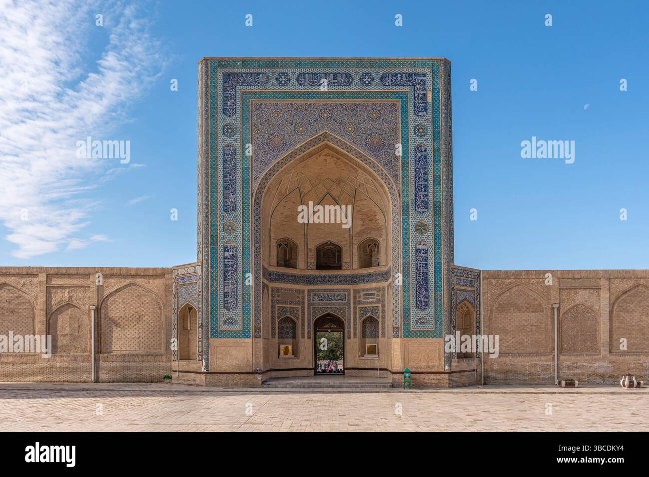 Un portail monumental avec un carrelage bleu marque l'entrée principale de la mosquée Kalyan à Boukhara, en Ouzbékistan, un chef-d'œuvre du design islamique. Banque D'Images
