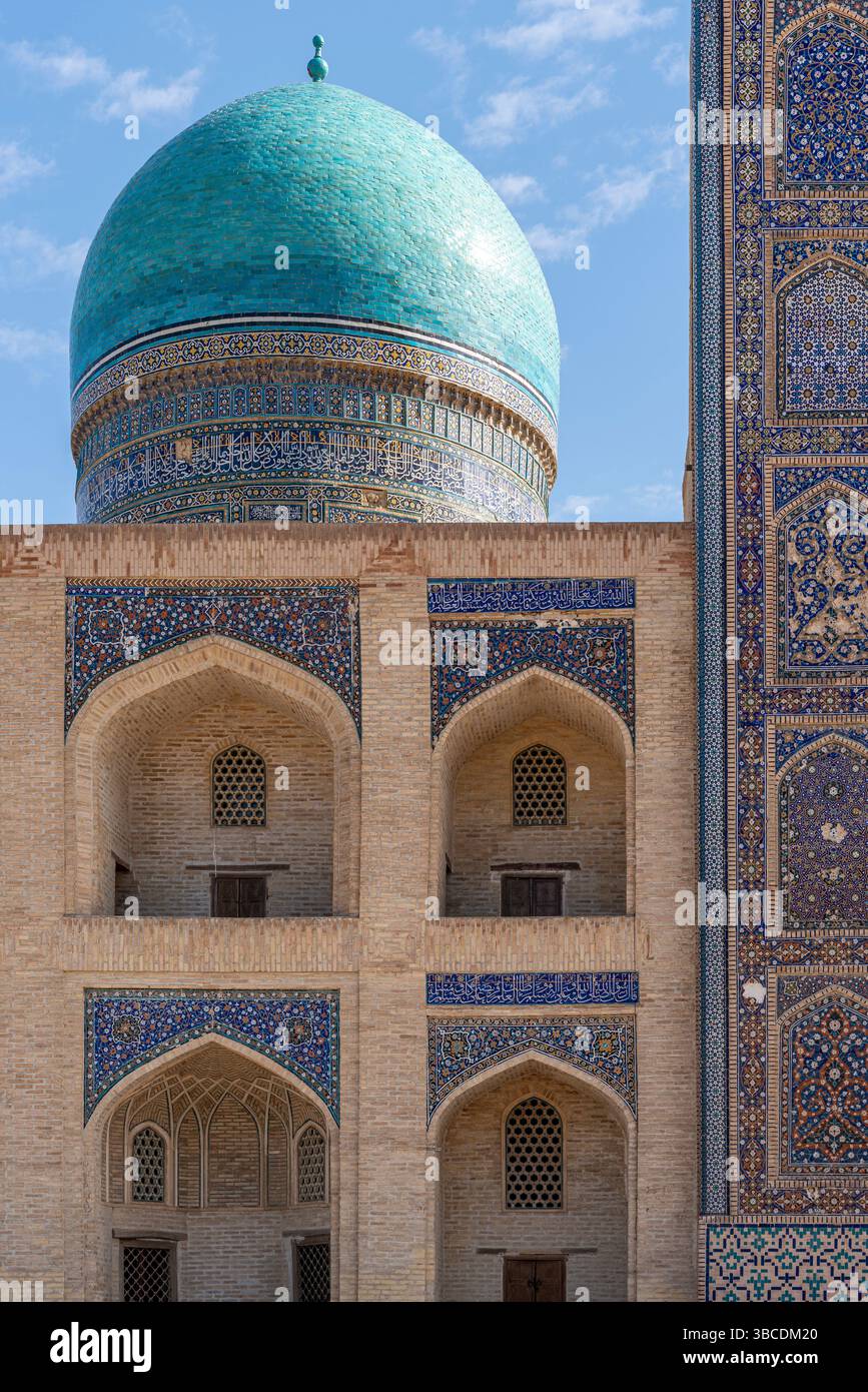 Un dôme turquoise et une façade ornée décorent la Madrasa Mir-i-Arab à Boukhara, en Ouzbékistan, un chef-d'œuvre de l'éducation islamique Banque D'Images