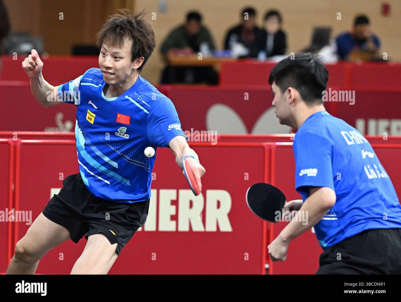 Doha, Qatar. 19 mai 2025. Lin Gaoyuan (G)/Lin Shidong de Chine concourent lors de la ronde de double masculin de 32 entre Lin Gaoyuan/Lin Shidong de Chine et Iulian Chirita/Eduard Ionescu de Roumanie lors de la finale des Championnats du monde de tennis de table ITTF Doha 2025 à Doha, Qatar, le 19 mai 2025. Crédit : HE Changshan/Xinhua/Alamy Live News Banque D'Images