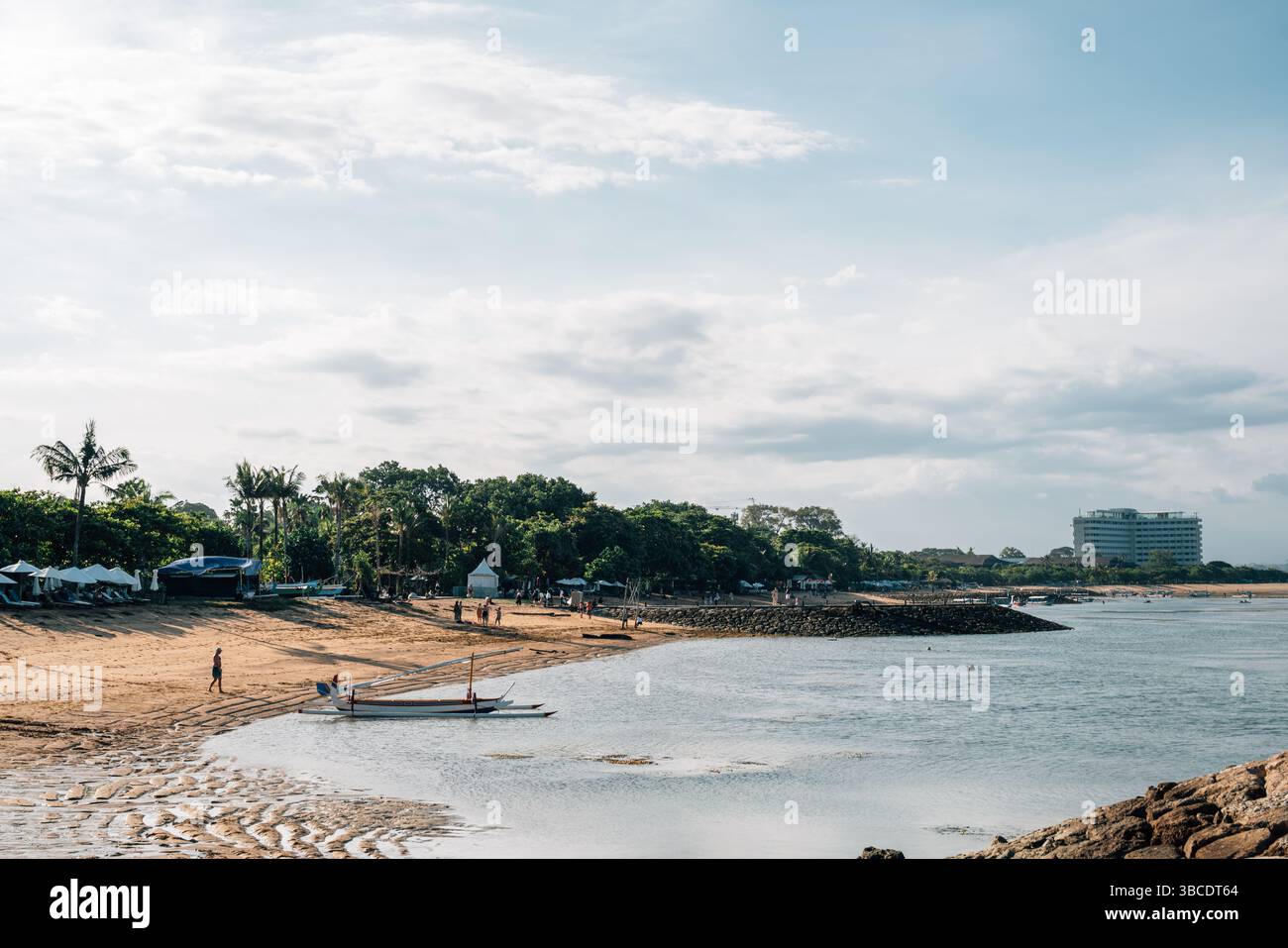 Vue sur la plage de Sanur à Bali, Indonésie Banque D'Images