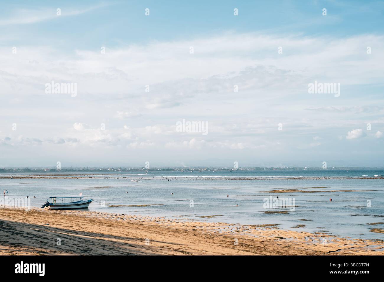 Vue sur la plage de Sanur à Bali, Indonésie Banque D'Images