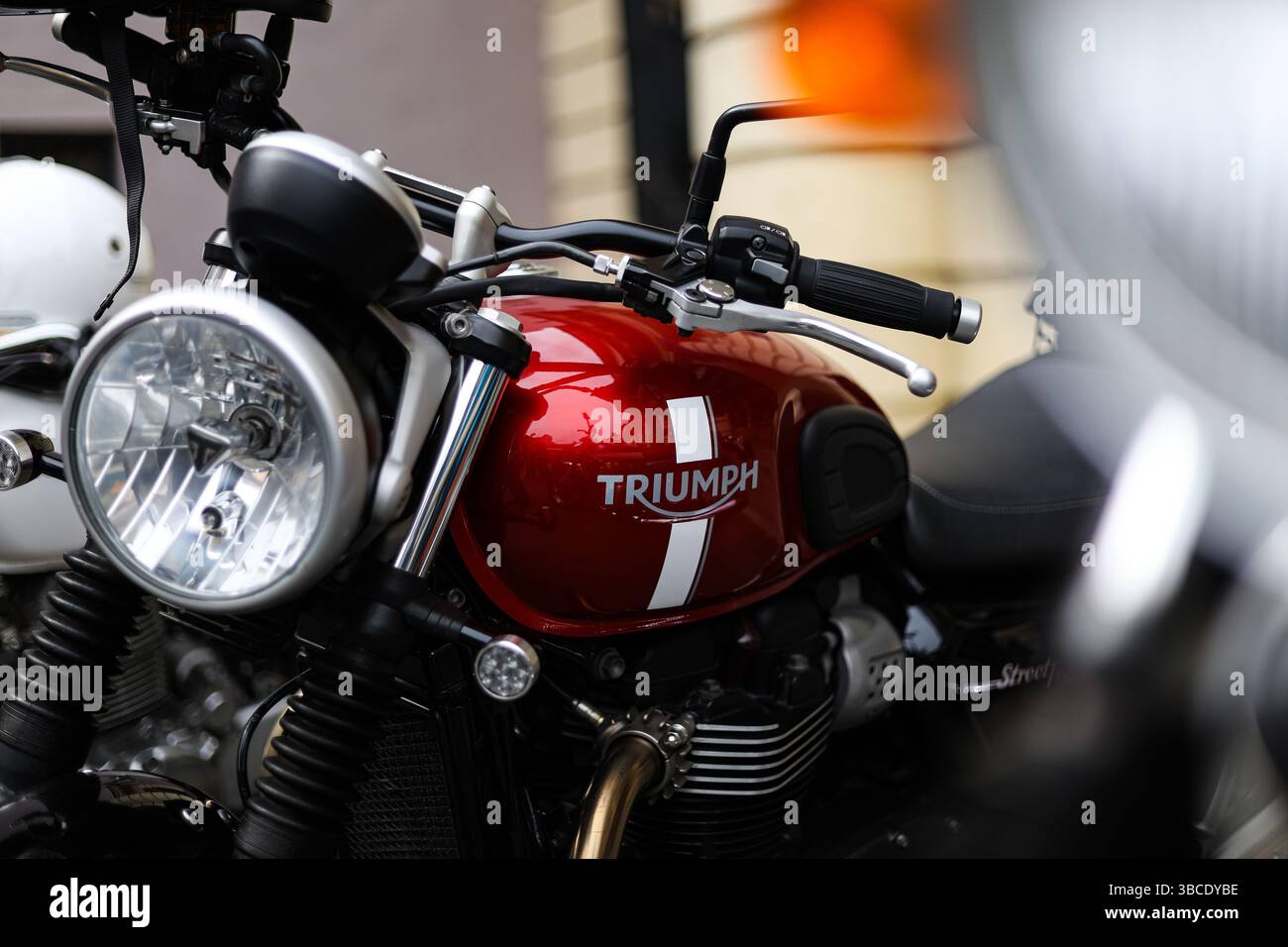 Logo Triumph sur une moto vue sur une moto pendant la course générale de moto. Un Distinguished Gentleman's Ride a eu lieu à Pétersbourg. Il s'agit d'un événement mondial sur la moto visant à recueillir des fonds et à sensibiliser la population à la recherche sur le cancer de la prostate et aux programmes de santé mentale pour les hommes au nom de la Fondation Movember. Il est né en 2011 en Australie et s'est rapidement étendu à 56 pays différents à travers le monde. La règle principale de l'événement est un code vestimentaire strict : un costume classique pour les hommes et des robes pour les filles, et seules les motos classiques ou rétro sont autorisées. Banque D'Images