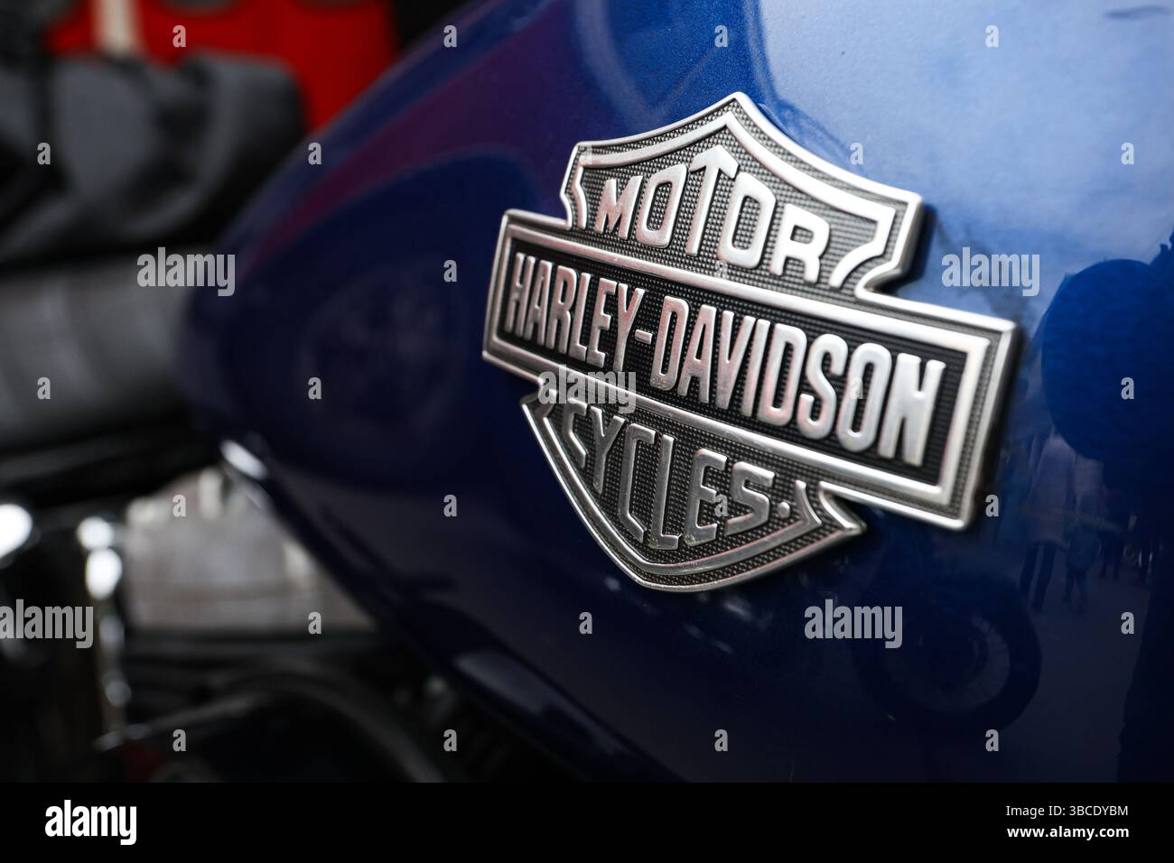 Logo Harley Davidson vu sur une moto pendant la course générale de moto. Un Distinguished Gentleman's Ride a eu lieu à Pétersbourg. Il s'agit d'un événement mondial sur la moto visant à recueillir des fonds et à sensibiliser la population à la recherche sur le cancer de la prostate et aux programmes de santé mentale pour les hommes au nom de la Fondation Movember. Il est né en 2011 en Australie et s'est rapidement étendu à 56 pays différents à travers le monde. La règle principale de l'événement est un code vestimentaire strict : un costume classique pour les hommes et des robes pour les filles, et seules les motos classiques ou rétro sont autorisées. Banque D'Images