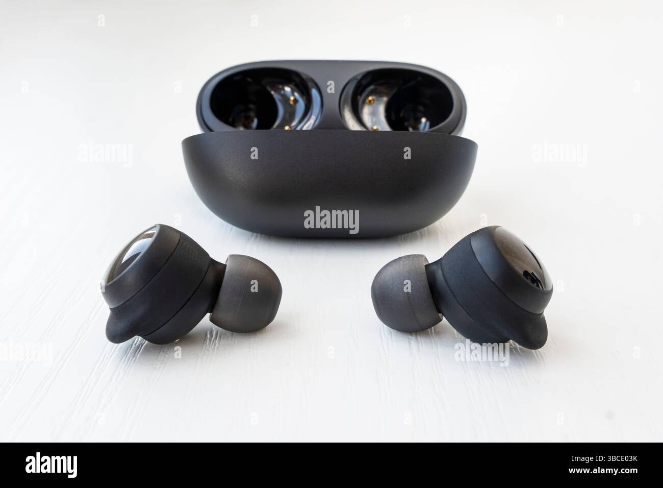 Casque. Gros plan casque sans fil noir sur fond blanc Banque D'Images