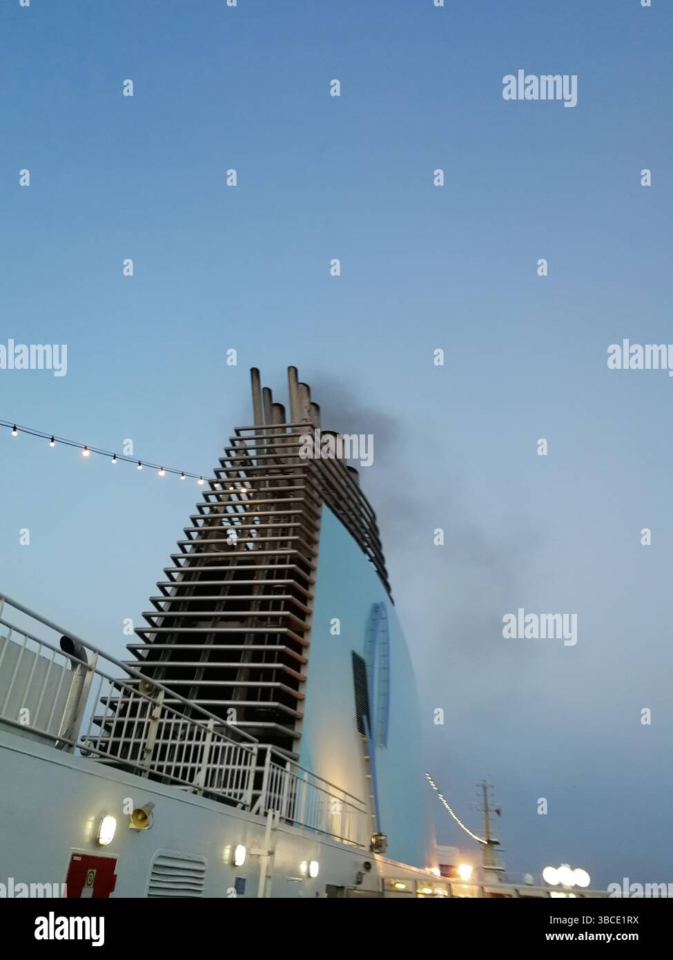 Ferry Moby Lines, de la compagnie maritime italienne, amarré au port d'Olbia en Sardaigne et pendant au port de Civitavecchia 06,2014 Banque D'Images