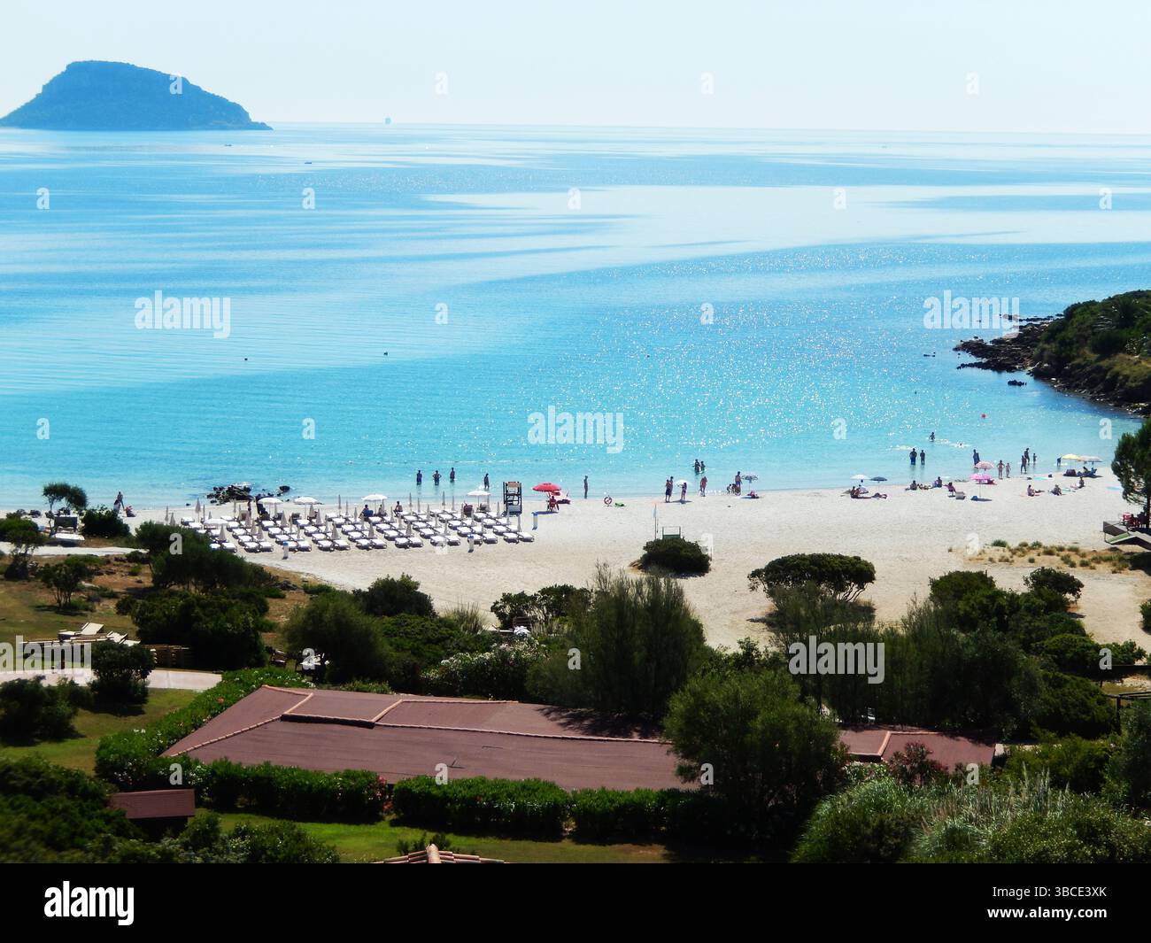 Tapis de paille suspendu au vent sur une cabane sur une plage de sable blanc en face d'une mer bleu vif, Golfo Aranci, Sardaigne, Italie Banque D'Images