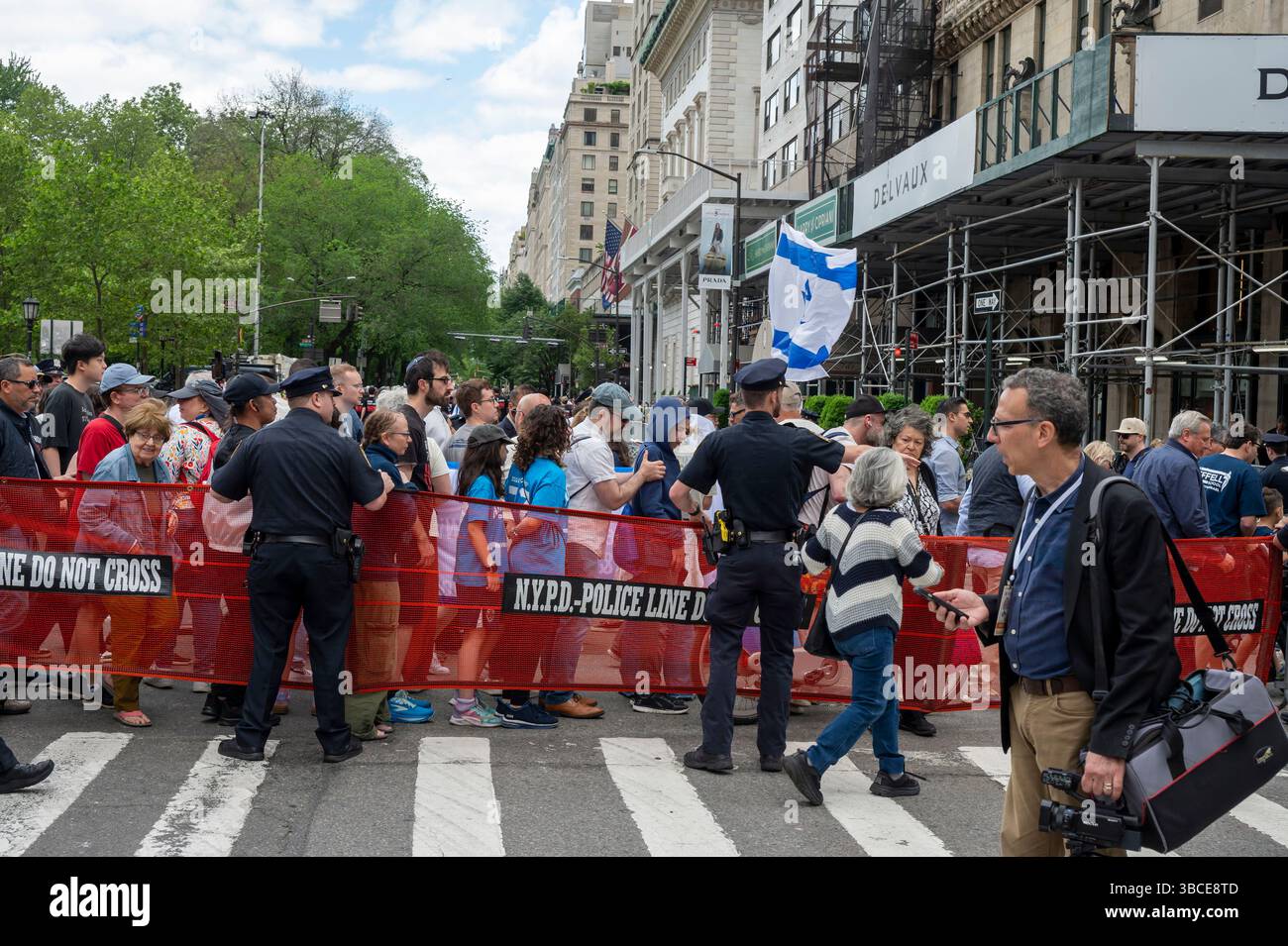 New York, États-Unis. 18 mai 2025. NEW YORK, NEW YORK - 02 JUIN : les agents du NYPD facilitent la traversée piétonne de la route du défilé sur la 59e Rue lors du défilé de la fête d'Israël sur la Cinquième Avenue le 18 mai 2025 à New York. Crédit : SOPA images Limited/Alamy Live News Banque D'Images