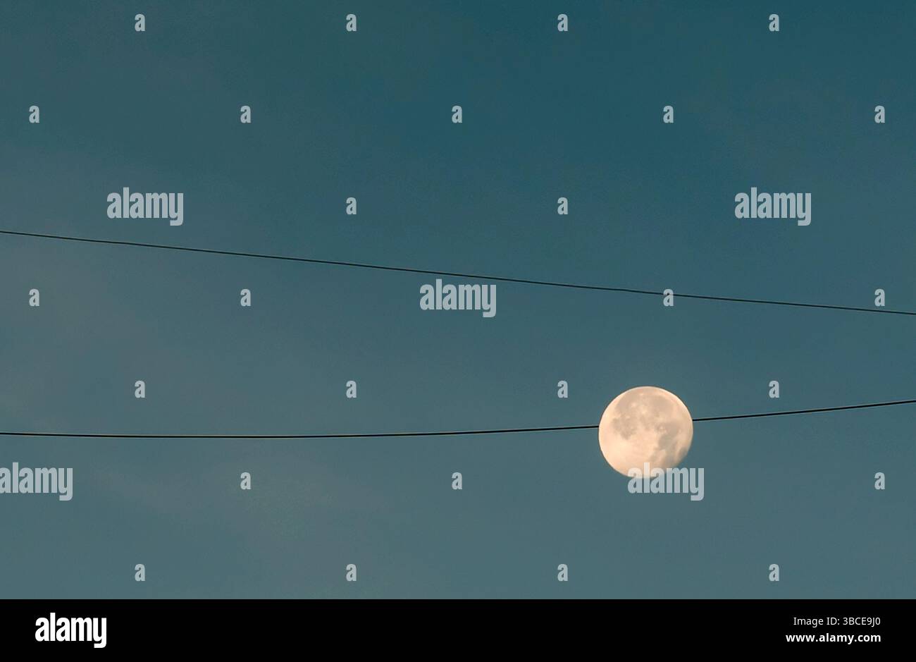 La lune est enfilée sur une corde. Banque D'Images La lune est enfilée sur une corde. Banque D'Images