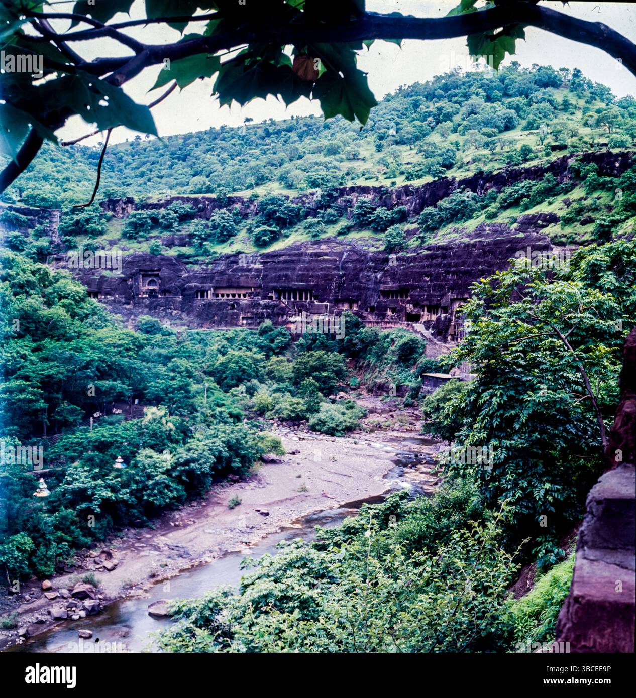 Les grottes d'Ajanta illustrent l'une des plus grandes réalisations de l'ancienne architecture bouddhiste découpée en roche. Les traditions artistiques d'Ajanta représentent un spécimen important et rare de l'art, de l'architecture, de la peinture et de l'histoire socioculturelle, religieuse et politique de la société contemporaine en Inde. Ajanta est également au sujet de belles peintures faites sur des murs de caverne sur le thème du bouddhisme. Banque D'Images