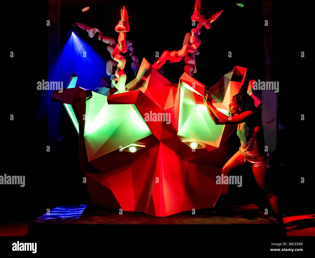 19 mai 2025, Atlanta, Géorgie, États-Unis : un danseur se produit avec Medusai, une sculpture robotique à sept bras pilotée par IA. C'est un produit du Georgia Tech Center for Music Technology et du robot Musicianship Lab. La performance fait partie du programme Arts in robots de la Conférence internationale sur la robotique et l'automatisation qui a lieu cette semaine au Georgia World Congress Center. (Crédit image : © Brian Cahn/ZUMA Press Wire) USAGE ÉDITORIAL SEULEMENT ! Non destiné à UN USAGE commercial ! Banque D'Images