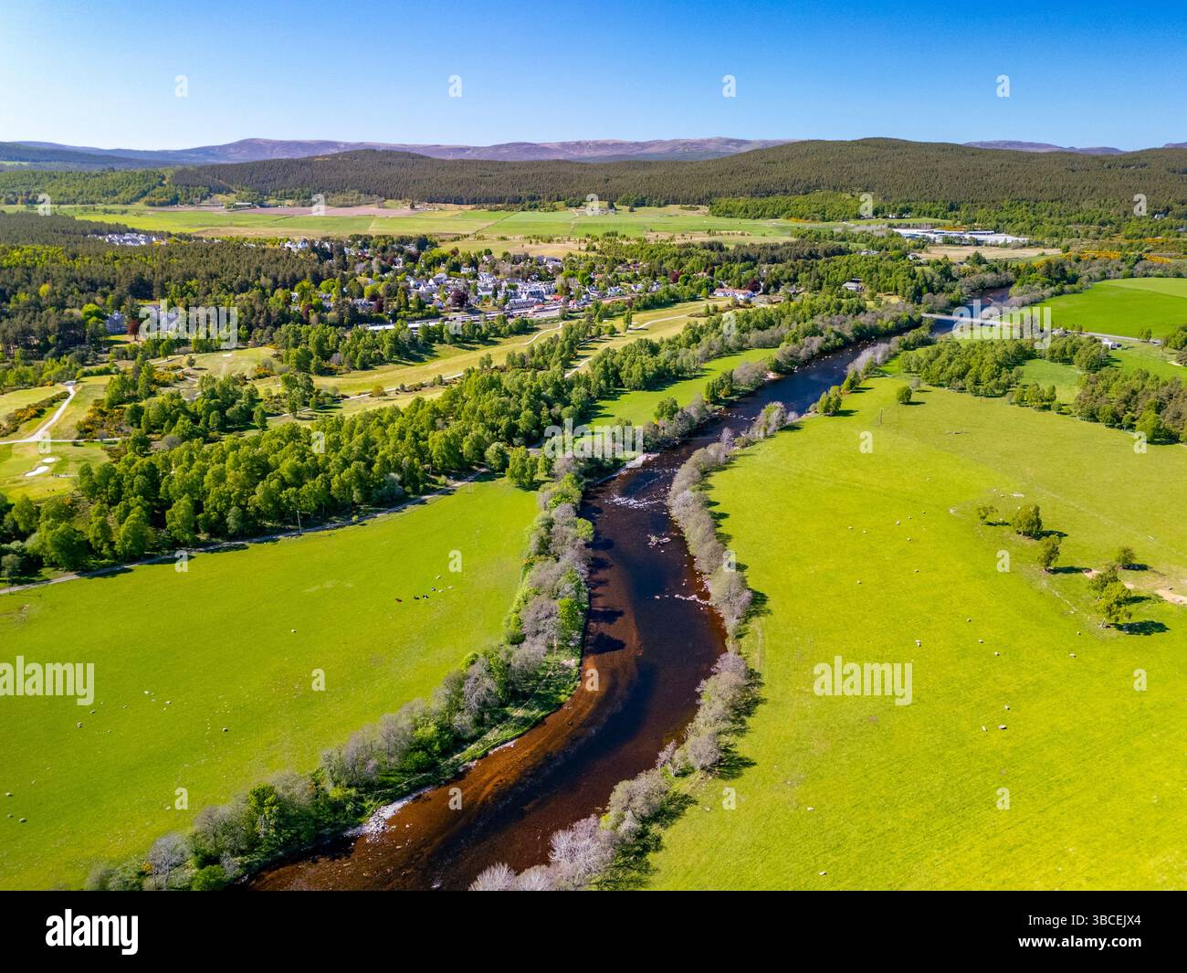 Vue aérienne de la rivière Spey à Boat of Garten, Strathspey, Highland, Écosse, Royaume-Uni Banque D'Images