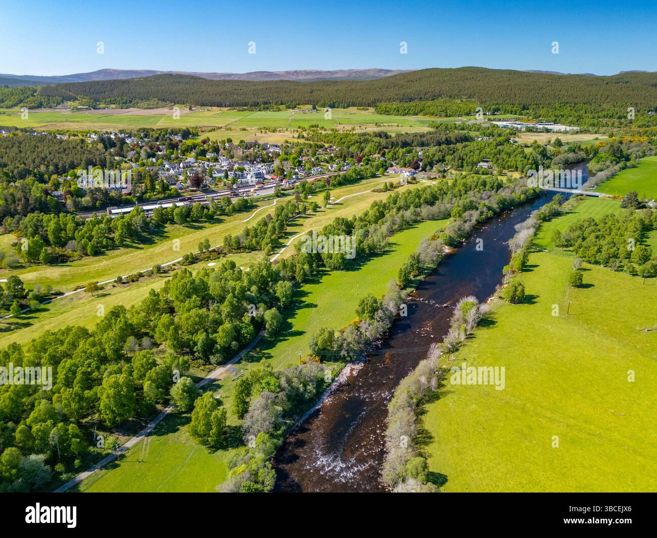 Vue aérienne de la rivière Spey à Boat of Garten, Strathspey, Highland, Écosse, Royaume-Uni Banque D'Images