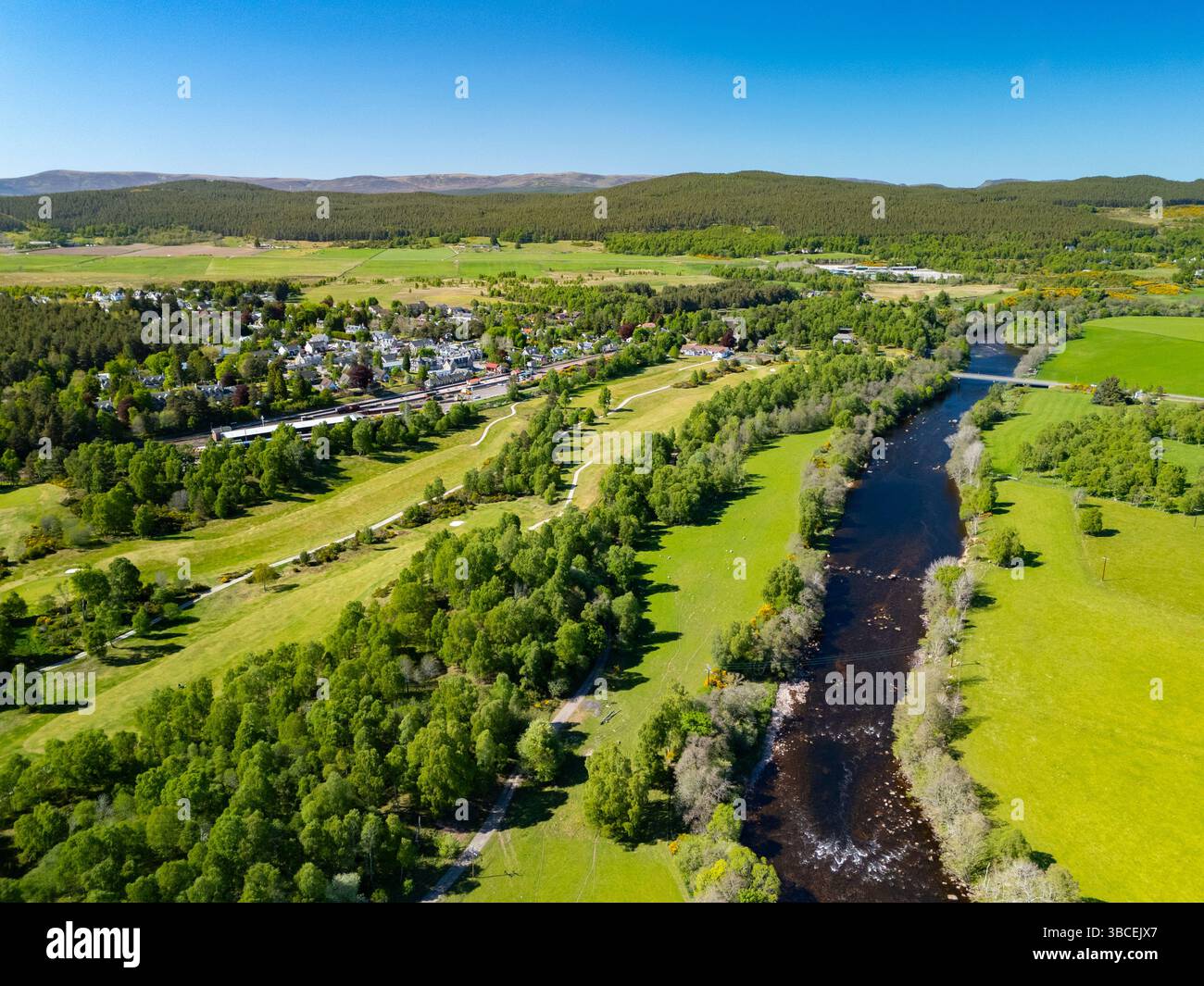 Vue aérienne de la rivière Spey à Boat of Garten, Strathspey, Highland, Écosse, Royaume-Uni Banque D'Images