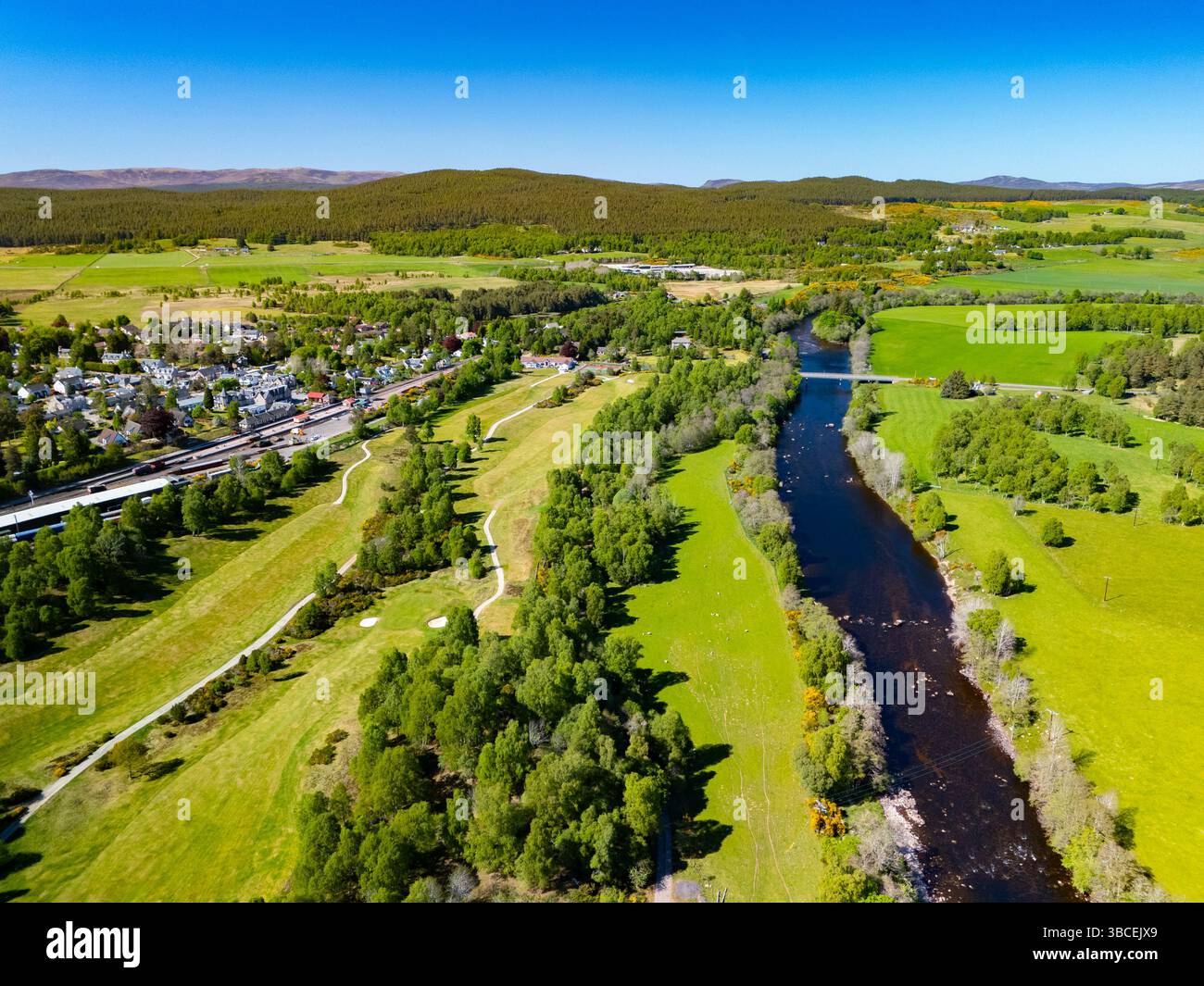 Vue aérienne de la rivière Spey à Boat of Garten, Strathspey, Highland, Écosse, Royaume-Uni Banque D'Images