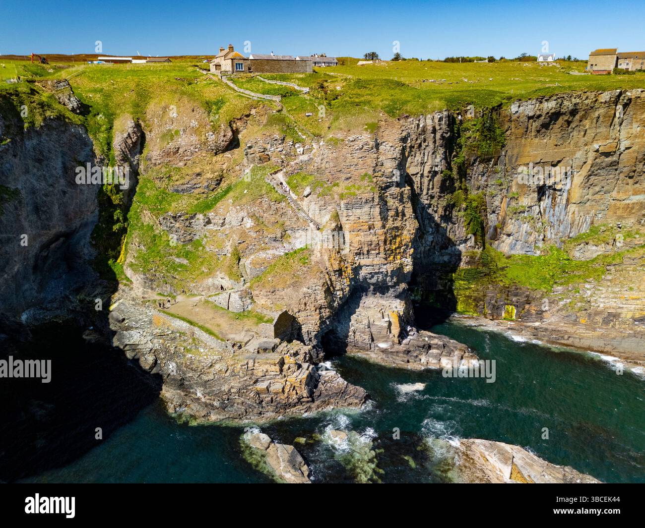 Vue aérienne des marches de Whaligoe menant à Whaligoe Haven (port) près de Lybster, Caithness, Scottish Highlands, Scotland, UK Banque D'Images