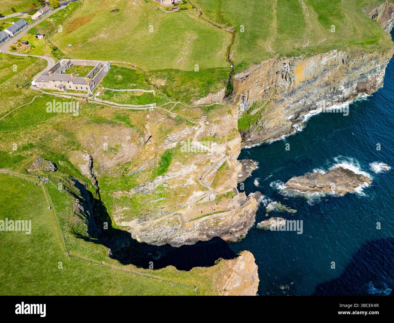 Vue aérienne des marches de Whaligoe menant à Whaligoe Haven (port) près de Lybster, Caithness, Scottish Highlands, Scotland, UK Banque D'Images