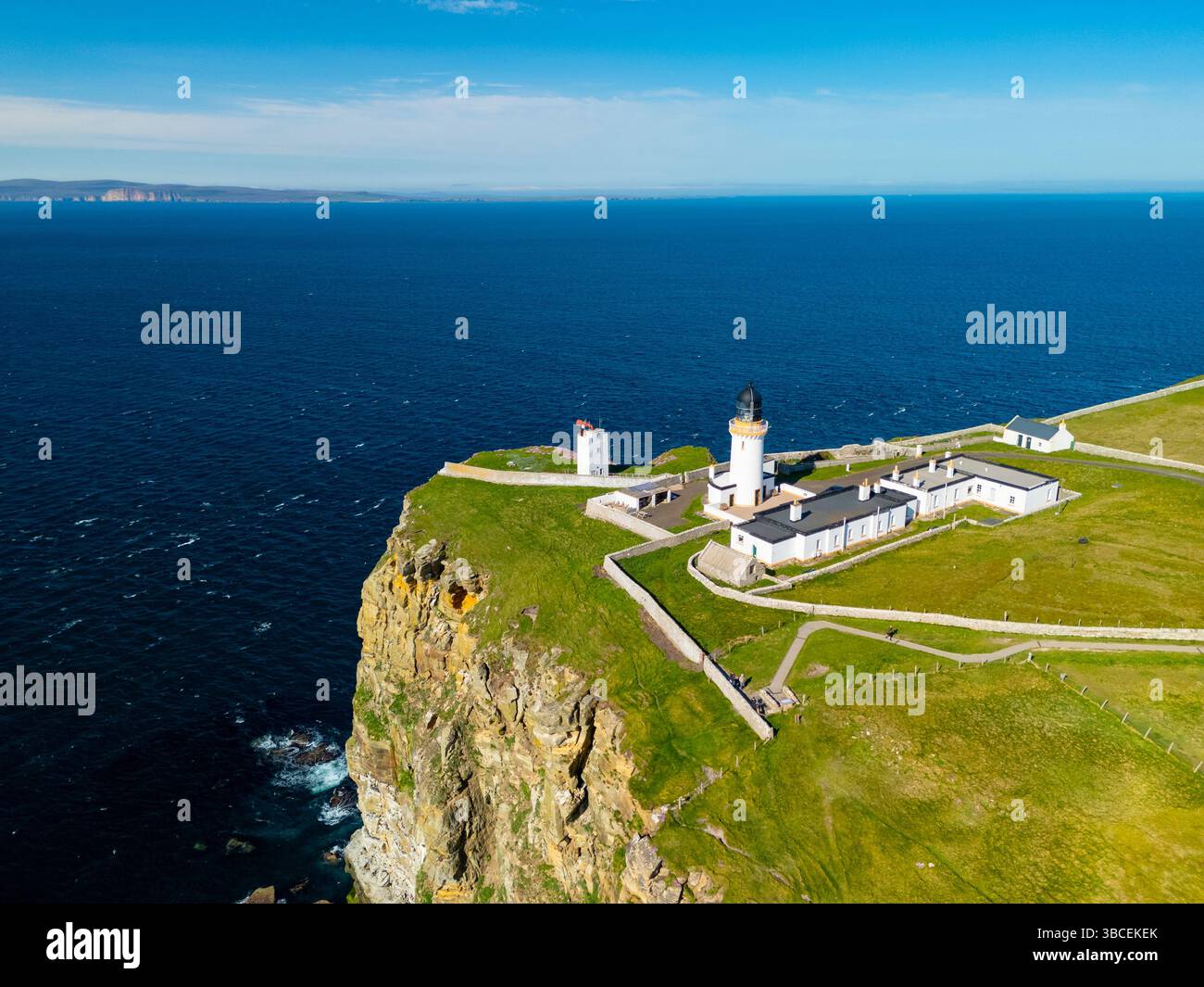 Vue aérienne du phare de Dunnet Head au point le plus au nord du Royaume-Uni, Caithness, Écosse, Royaume-Uni Banque D'Images