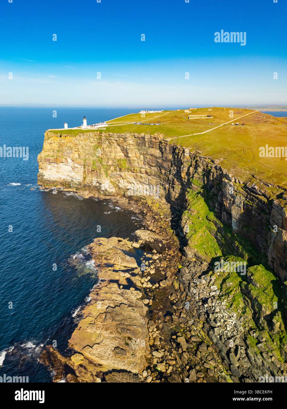 Vue aérienne du phare de Dunnet Head au point le plus au nord du Royaume-Uni, Caithness, Écosse, Royaume-Uni Banque D'Images