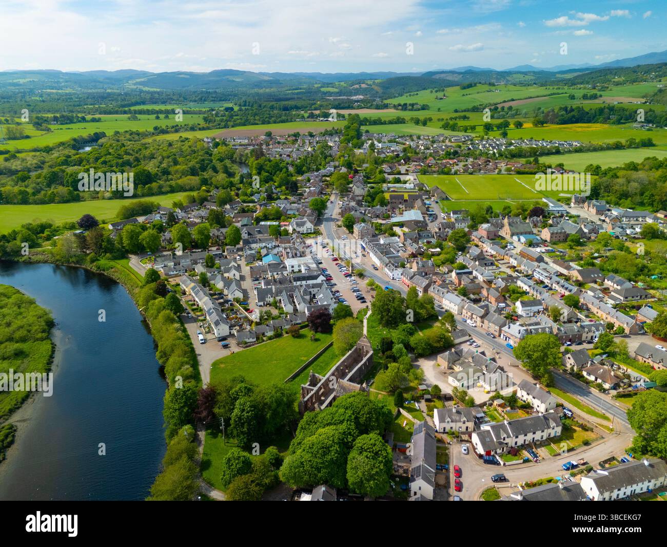 Vue aérienne de la ville de Beauly sur la rivière Beauly, Highland, Écosse, Royaume-Uni Banque D'Images
