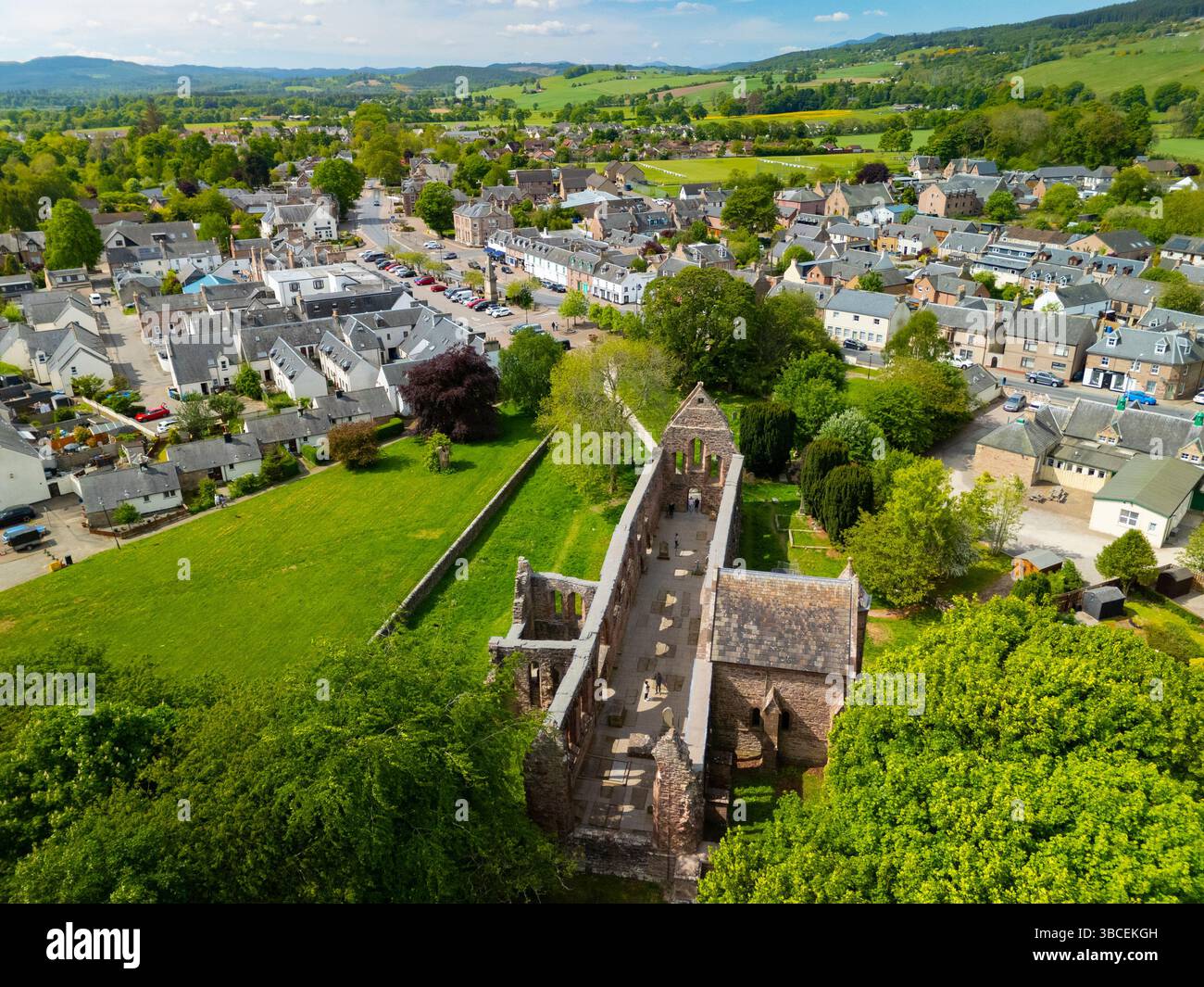 Vue aérienne des ruines du prieuré de Beauly dans la ville de Beauly, Highland, Écosse, Royaume-Uni Banque D'Images