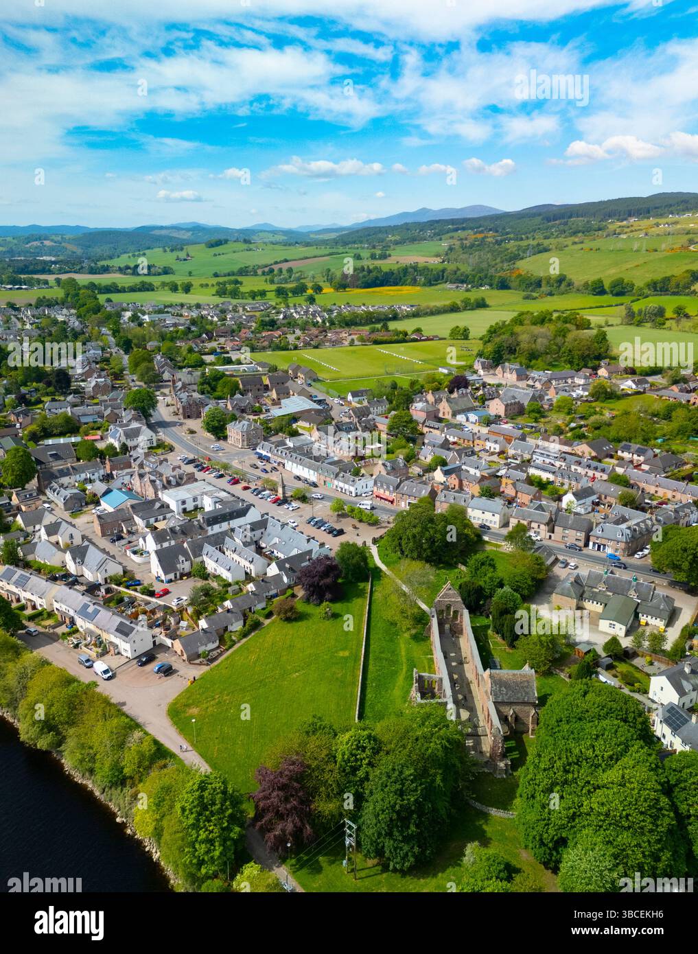 Vue aérienne de la ville de Beauly sur la rivière Beauly, Highland, Écosse, Royaume-Uni Banque D'Images